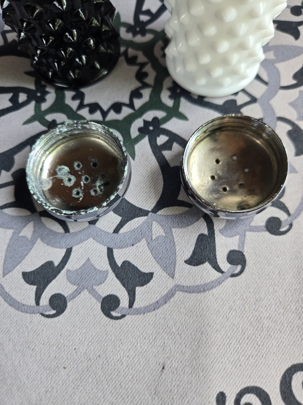 Fenton Set of Black and White Hobnail Salt & Pepper Shakers - Vintage Spiky - Picture 7 of 10